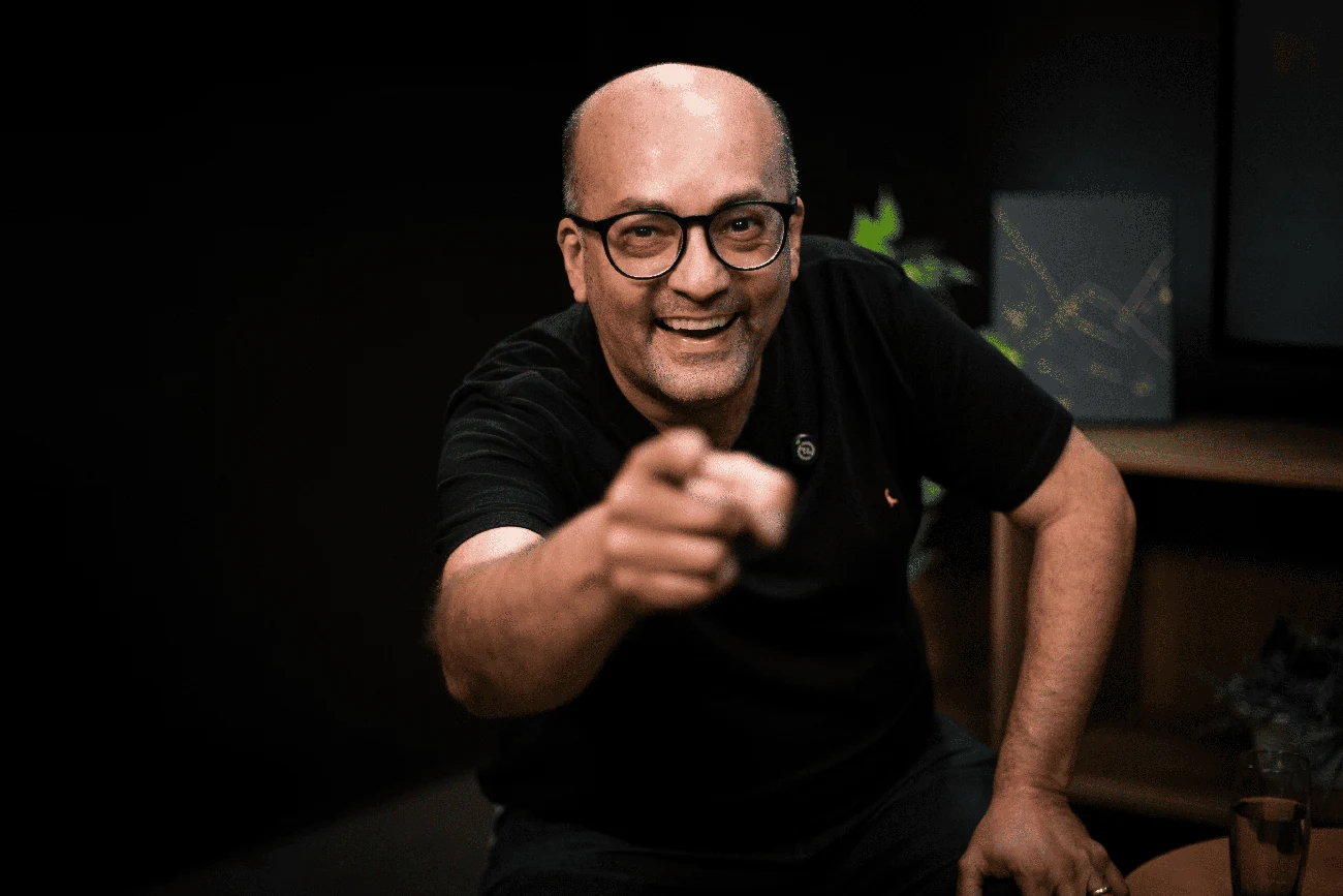 Professor Isaac Martins sorrindo e apontando para a câmera